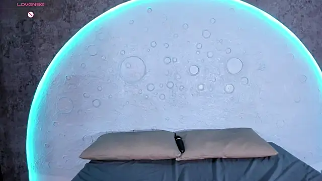 ReinaChloe online show from 09.11.25