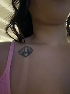 ReinaChloe online show from 10.23.25