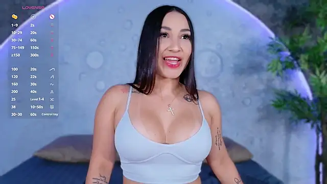 ReinaChloe online show from 04.10.26