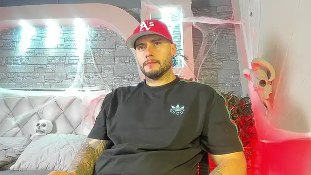 Snapshot of dominic_de_luca chatting on 10.17.25 dominic de luca online show from 10.17.25