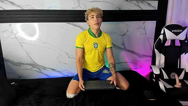 Snapshot of Saimonvela chatting on 11.16.25 Saimonvela online show from 11.16.25