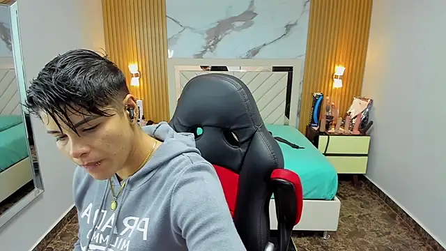 Snapshot of KAROLLJONES1 chatting on 10.14.25 KAROLLJONES1 online show from 10.14.25