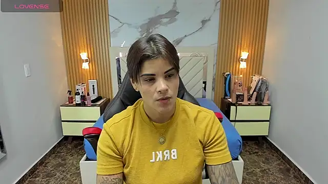 Snapshot of KAROLLJONES1 chatting on 11.04.25 KAROLLJONES1 online show from 11.04.25