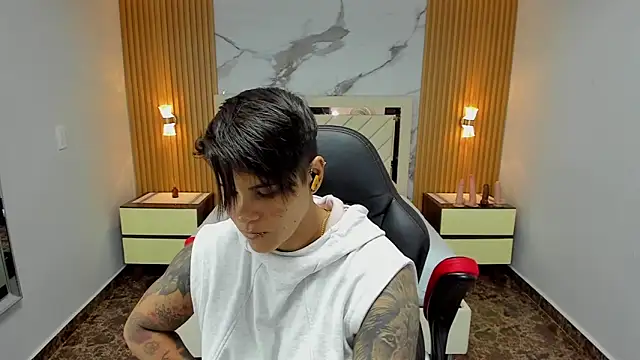 Snapshot of KAROLLJONES1 chatting on 11.16.25 KAROLLJONES1 online show from 11.16.25