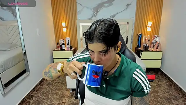 Snapshot of KAROLLJONES1 chatting on 11.25.25 KAROLLJONES1 online show from 11.25.25