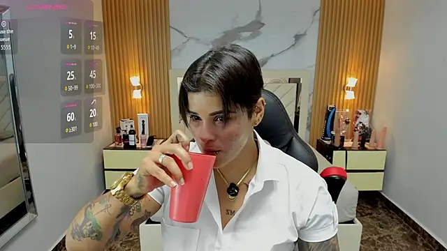 Snapshot of KAROLLJONES1 chatting on 11.26.25 KAROLLJONES1 online show from 11.26.25