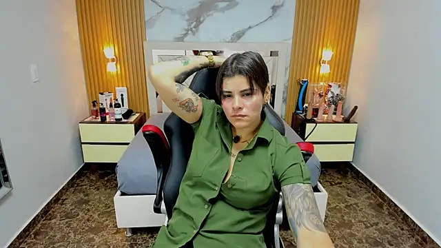 Snapshot of KAROLLJONES1 chatting on 11.29.25 KAROLLJONES1 online show from 11.29.25