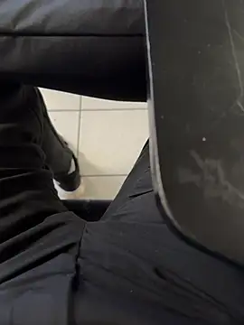 Snapshot of Monspeet_01 chatting on 10.21.25 Monspeet 01 online show from 10.21.25