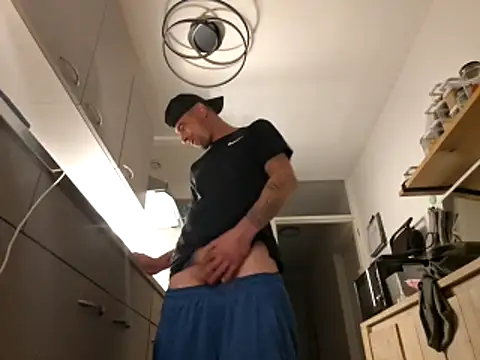 Snapshot of kompiee chatting on 11.21.25 kompiee online show from 11.21.25