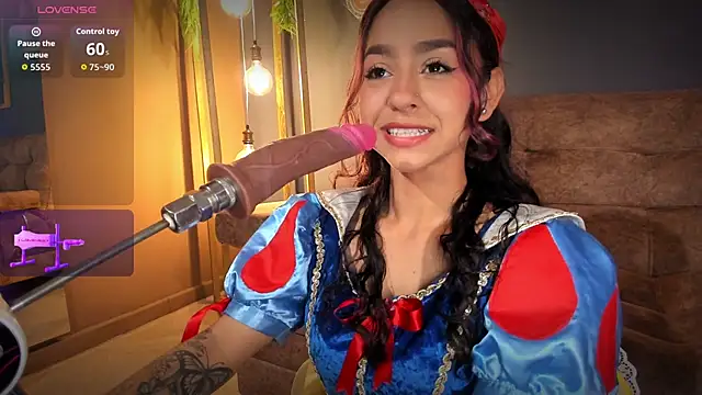 Snapshot of RACHELRUIZ chatting on 10.31.25 RACHELRUIZ online show from 10.31.25