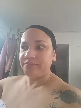 Snapshot of ROOSEQUEEN chatting on 11.28.25 ROOSEQUEEN online show from 11.28.25