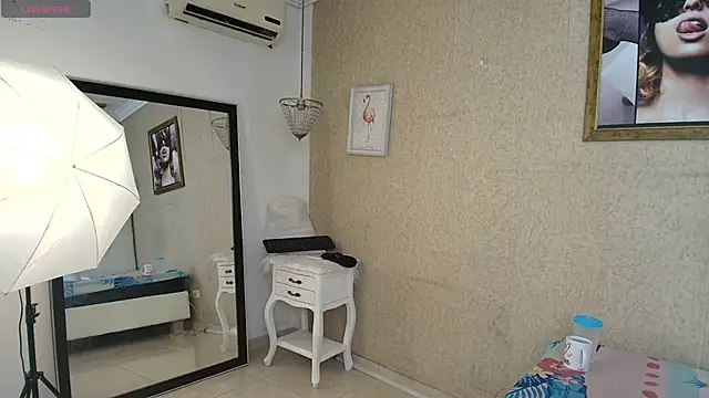 Snapshot of Miladiosa chatting on 10.27.25 Miladiosa online show from 10.27.25