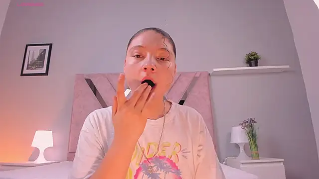 Snapshot of victoria_becker_ chatting on 02.08.26 victoria becker online show from 02.08.26