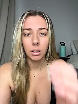 Snapshot of louiseberkeley chatting on 05.18.26 louiseberkeley online show from 05.18.26