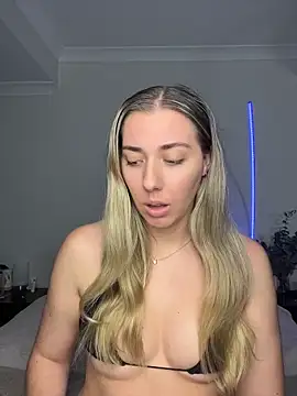 Snapshot of louiseberkeley chatting on 05.19.26 louiseberkeley online show from 05.19.26