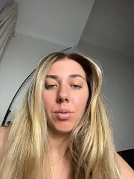 Snapshot of louiseberkeley chatting on 05.30.26 louiseberkeley online show from 05.30.26