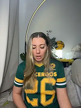 Snapshot of louiseberkeley chatting on 06.17.26 louiseberkeley online show from 06.17.26