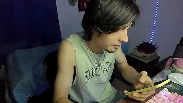 Snapshot of golden_ryyan chatting on 04.27.26 golden ryyan online show from 04.27.26