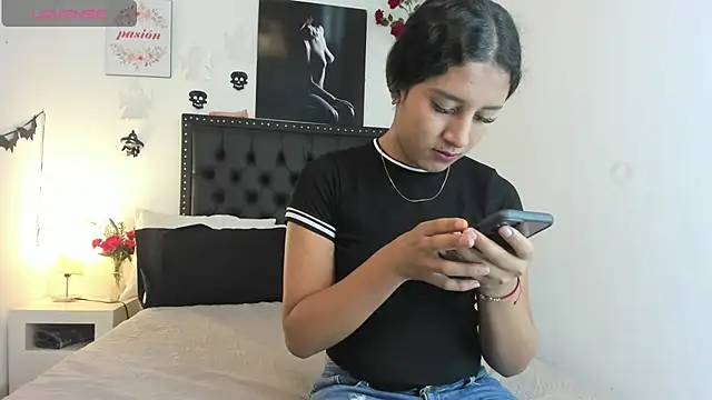 Snapshot of ScarlettVell chatting on 10.20.25 ScarlettVell online show from 10.20.25