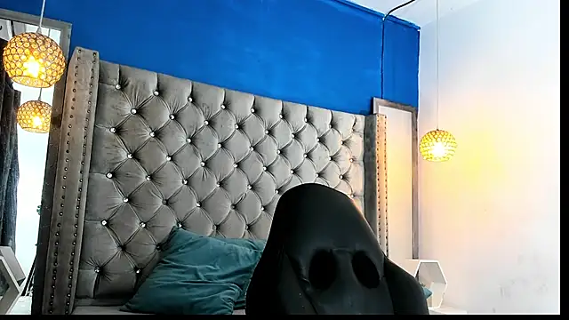 Snapshot of latinhotmuscle chatting on 11.19.25 latinhotmuscle online show from 11.19.25