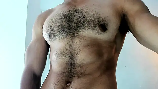 Snapshot of latinhotmuscle chatting on 12.14.25 latinhotmuscle online show from 12.14.25