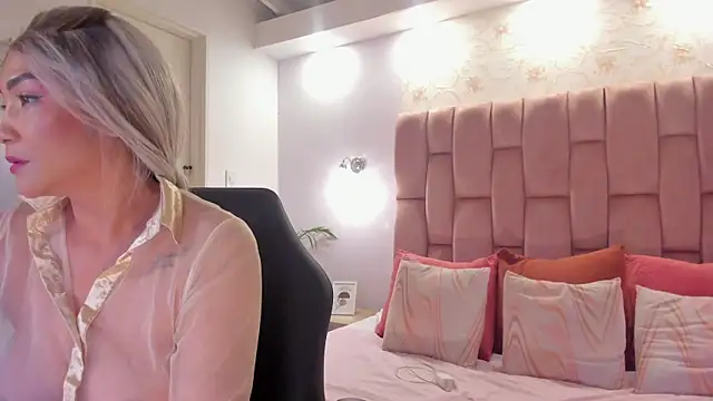 Snapshot of aishathornee chatting on 10.08.25 aishathornee online show from 10.08.25