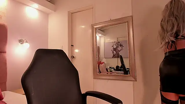 Snapshot of aishathornee chatting on 11.07.25 aishathornee online show from 11.07.25