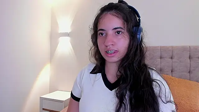 Snapshot of Nicol_Chang chatting on 11.19.25 Nicol Chang online show from 11.19.25