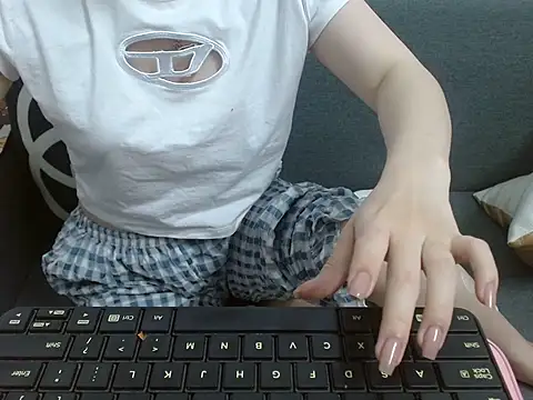 Snapshot of Lamoon_2k chatting on 10.21.25 Lamoon 2k online show from 10.21.25