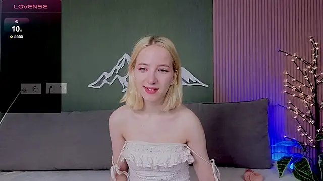 Snapshot of EmmaNovak chatting on 09.29.25 EmmaNovak online show from 09.29.25