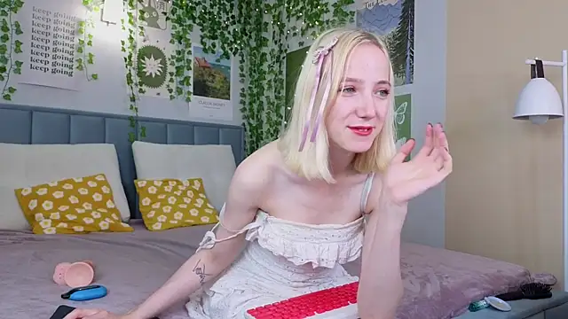 Snapshot of EmmaNovak chatting on 10.06.25 EmmaNovak online show from 10.06.25