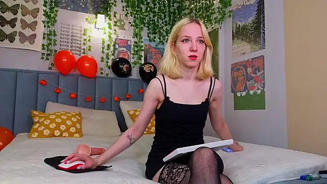 Snapshot of EmmaNovak chatting on 10.22.25 EmmaNovak online show from 10.22.25