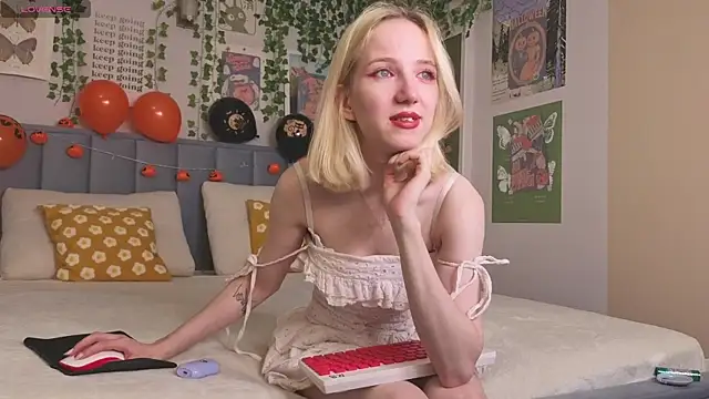 Snapshot of EmmaNovak chatting on 10.26.25 EmmaNovak online show from 10.26.25