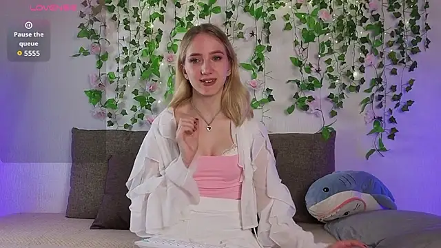 Snapshot of EmmaNovak chatting on 03.28.26 EmmaNovak online show from 03.28.26