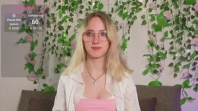 Snapshot of EmmaNovak chatting on 03.31.26 EmmaNovak online show from 03.31.26