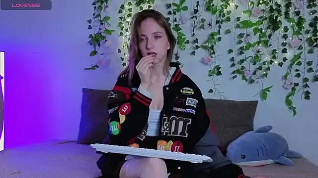 Snapshot of EmmaNovak chatting on 04.26.26 EmmaNovak online show from 04.26.26