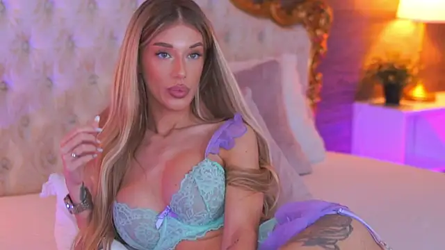 Snapshot of EllieRedd chatting on 10.27.25 EllieRedd online show from 10.27.25