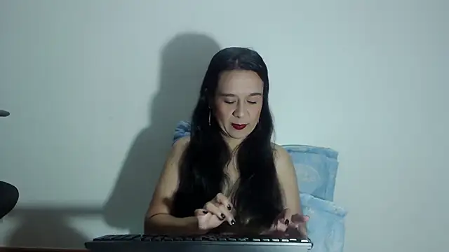 Snapshot of Aileendarkhot chatting on 02.25.26 Aileendarkhot online show from 02.25.26