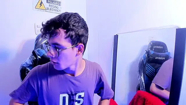 Snapshot of LittleMax23 chatting on 09.12.25 LittleMax23 online show from 09.12.25