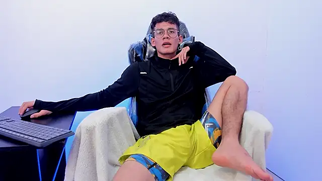 Snapshot of LittleMax23 chatting on 11.05.25 LittleMax23 online show from 11.05.25