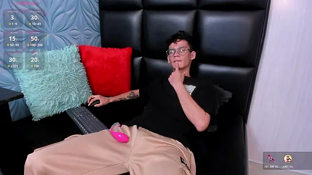 Snapshot of LittleMax23 chatting on 11.08.25 LittleMax23 online show from 11.08.25