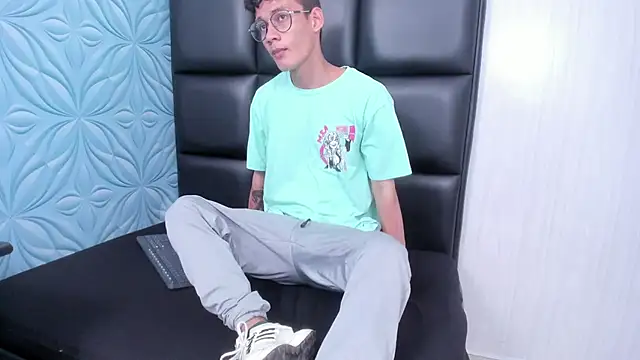 Snapshot of LittleMax23 chatting on 11.22.25 LittleMax23 online show from 11.22.25