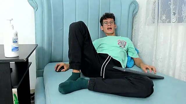 Snapshot of LittleMax23 chatting on 11.27.25 LittleMax23 online show from 11.27.25