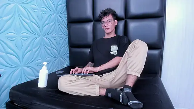 Snapshot of LittleMax23 chatting on 11.29.25 LittleMax23 online show from 11.29.25