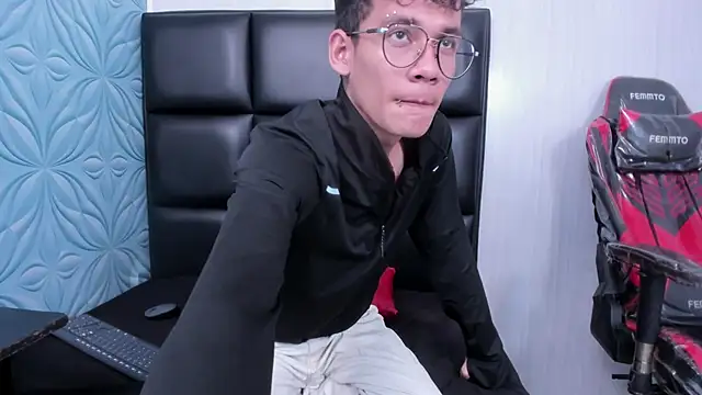 Snapshot of LittleMax23 chatting on 11.30.25 LittleMax23 online show from 11.30.25