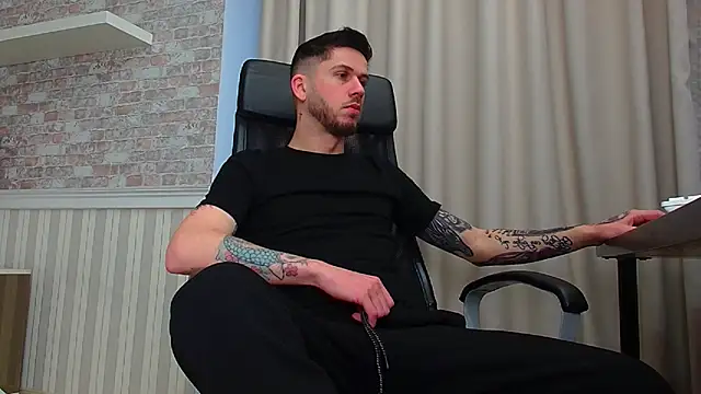 Snapshot of JonahShaw chatting on 12.15.25 JonahShaw online show from 12.15.25