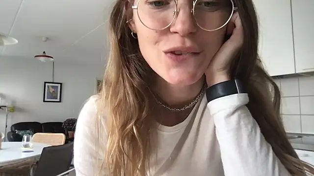 Snapshot of Scorpion_Peach chatting on 09.18.25 Scorpion Peach online show from 09.18.25