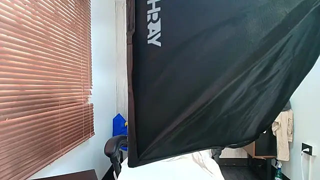 Snapshot of ArianaBeake chatting on 10.28.25 ArianaBeake online show from 10.28.25