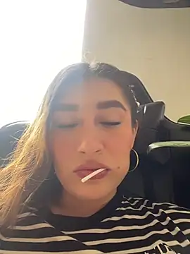 Isa Villamarin online show from 10.17.25