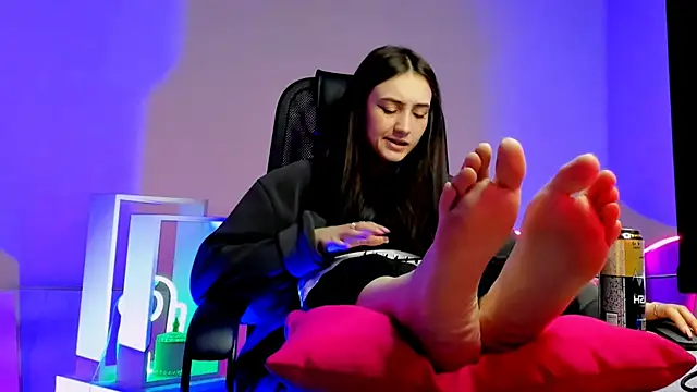 Snapshot of olivianorton chatting on 11.24.25 olivianorton online show from 11.24.25